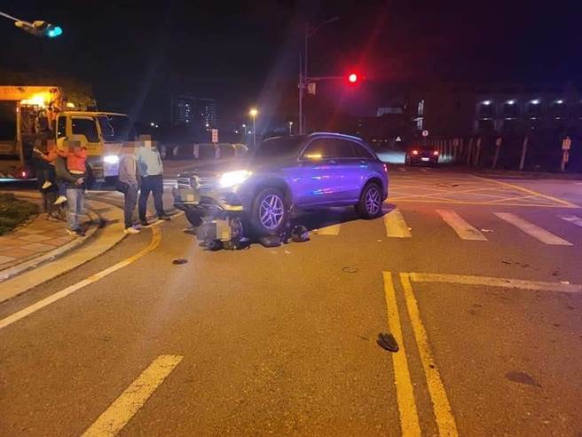 朱女的机车被卷入车底。（翻摄照片／李京升苗栗传真）