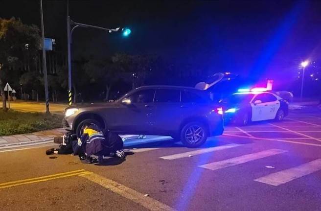 警消人员到场协助受伤的朱女送医。（翻摄照片／李京升苗栗传真）