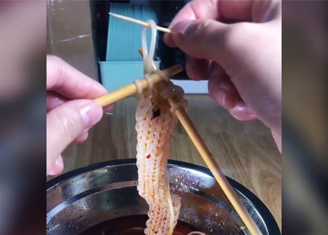 一名女网友分享，她用麵条织出的「迷你麵围巾」的短片，让网友嘆为观止。（图／翻摄自Dcard）
