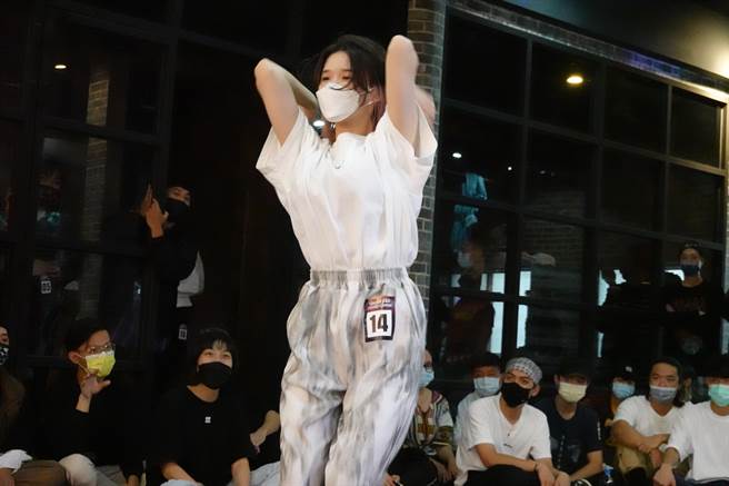 Mountain Kidz舞團舉辦Mountain Kidz Freestyle Session Vol.4街舞比賽，賽事歷經4小時，要從40名舞者中選出冠軍。（蔡旻妤攝）