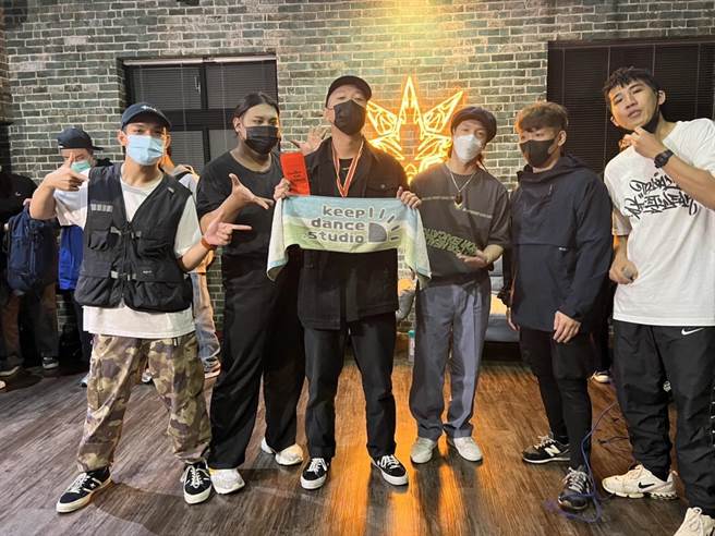 由Mountain Kidz舞團舉辦Mountain Kidz Freestyle Session Vol.4街舞比賽，賽事歷經4小時，從40位舞者中選出冠軍。（蔡旻妤攝）