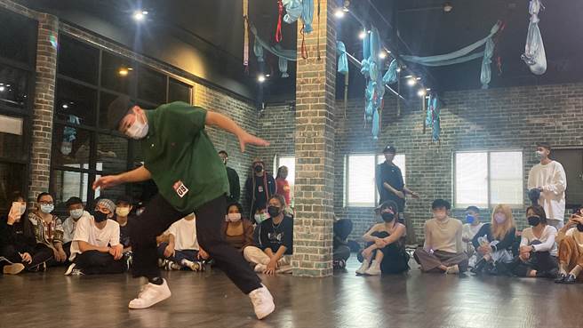 由Mountain Kidz舞團舉辦Mountain Kidz Freestyle Session Vol.4街舞比賽，賽事歷經4小時，從40位舞者中選出冠軍。（蔡旻妤攝）