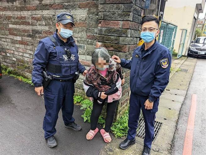 老婦迷途蹲坐路旁警方溫馨護送返家。(警方提供／呂筱蟬桃園傳真)