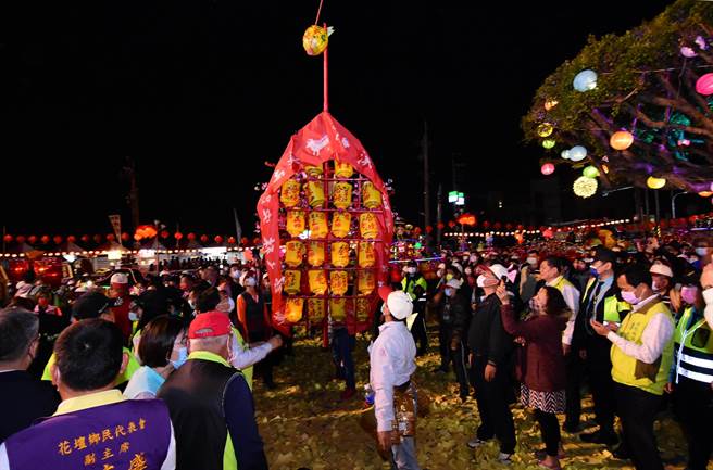 独步全台，歷经战乱也不曾中断的花坛乡白沙坑迎灯排，今年迈入第194年，受到疫情衝击，庙方6日下午召开临时会讨论，决议元宵节一连3天的灯排遶境要延期。（本报资料照片／吴敏菁彰化传真）