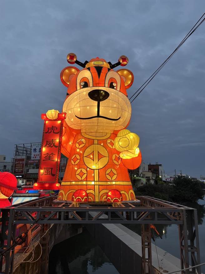 鹿港顶番婆灯会，主灯4公尺高 「金虎家族」，相当吸睛。（鹿港镇公所提供／吴敏菁彰化传真）