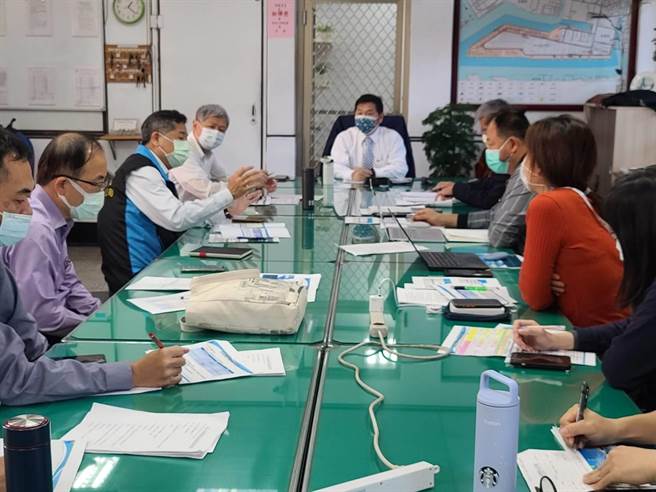 交通部常务次长祁文中在高雄港召开应变工作会议。（台湾港务公司提供／石秀华高雄传真）