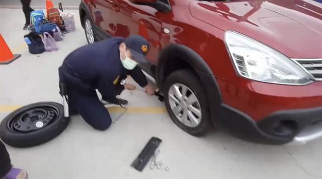 员警协助民眾更换轮胎。（苗栗县警局提供／李京升苗栗传真）