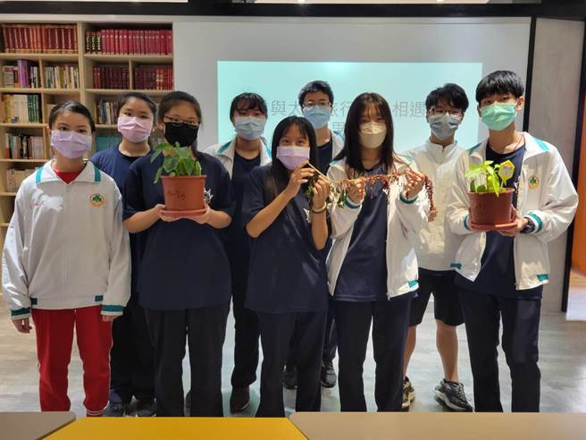 台东宝桑国中获选「与太空旅行种子相遇」认养，学生半年前种下甜椒及红藜种子，并进行栽种比较，研究结果发现，太空种子不但可以在地球的土地生长，且存活率高。 （蔡旻妤摄）