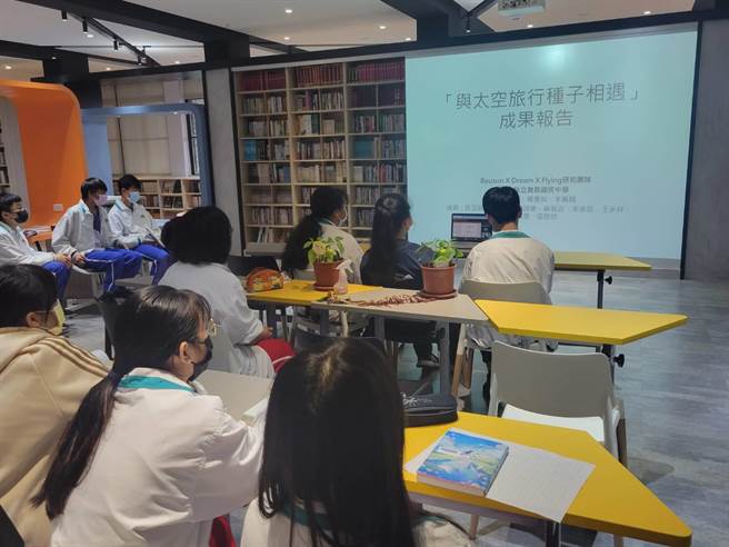 台东宝桑国中获选「与太空旅行种子相遇」认养，学生半年前种下甜椒及红藜种子，并进行栽种比较，研究结果发现，太空种子不但可以在地球的土地生长，且存活率高。 （蔡旻妤摄）