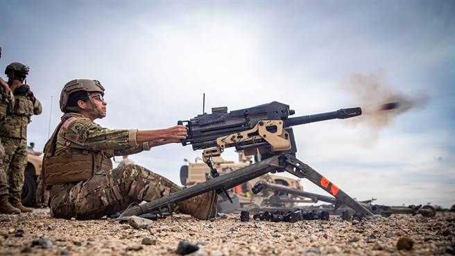 美国步兵操作MK19榴弹枪。(图/美国陆军特种部队)