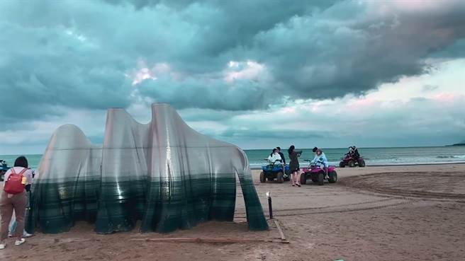 年假期間，不少遊客到屏東車城海口港觀賞「落山風藝術季」，不料竟有人在展區狂飆沙灘車。（讀者提供／謝佳潾屏東傳真）