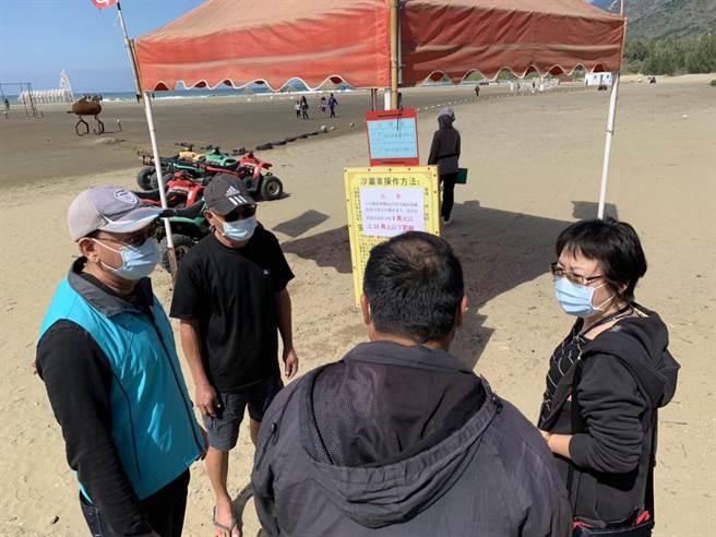 屏縣府6日前往車城海口港聯合稽查，除勸導業者改善外，還張貼公告「公共藝術展覽區（浮球及輪胎圍籬區域內）禁止沙灘車進入」，違者將開罰。（屏縣府提供／謝佳潾屏東傳真）