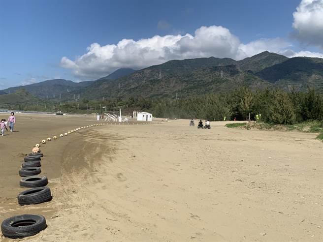 屏縣府6日前往車城海口港聯合稽查，除勸導業者改善外，還張貼公告「公共藝術展覽區（浮球及輪胎圍籬區域內）禁止沙灘車進入」，違者將開罰。（屏縣府提供／謝佳潾屏東傳真）