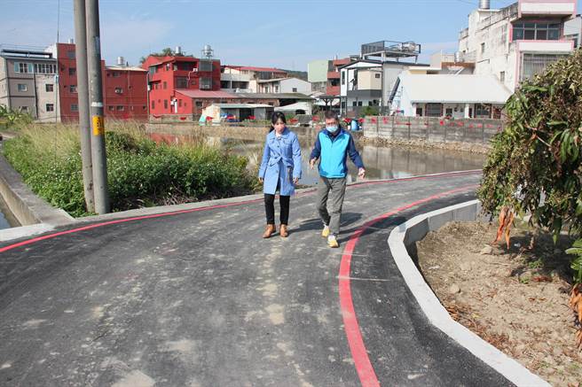 芬园中华路瓶颈道路狭窄难行，议员温芝桦争取百万元拓宽通车。（温芝桦服务处提供／吴敏菁彰化传真）