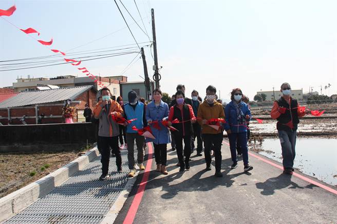 芬园中华路瓶颈道路狭窄难行，议员温芝桦争取百万元拓宽通车。（温芝桦服务处提供／吴敏菁彰化传真）