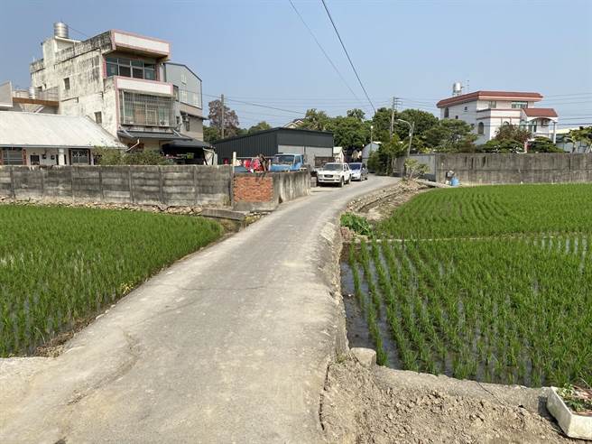 芬园中华路瓶颈道路狭窄难行，议员温芝桦争取百万元拓宽通车。（温芝桦服务处提供／吴敏菁彰化传真）