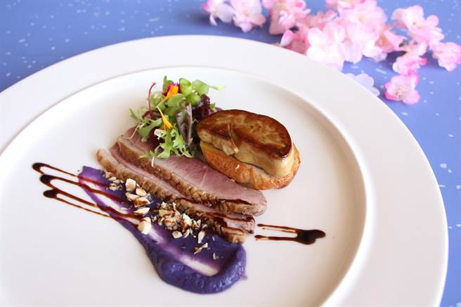 日月千禧前菜香煎鸭肝佐舒肥宜兰樱桃鸭胸。（日月千禧提供）