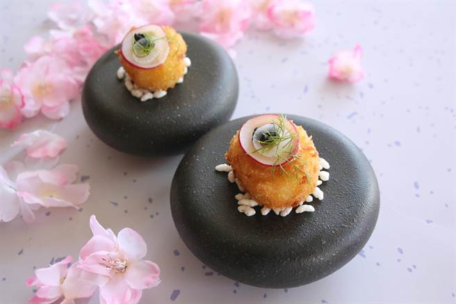 日月千禧开胃前菜酥炸北海道干贝球。（日月千禧提供）