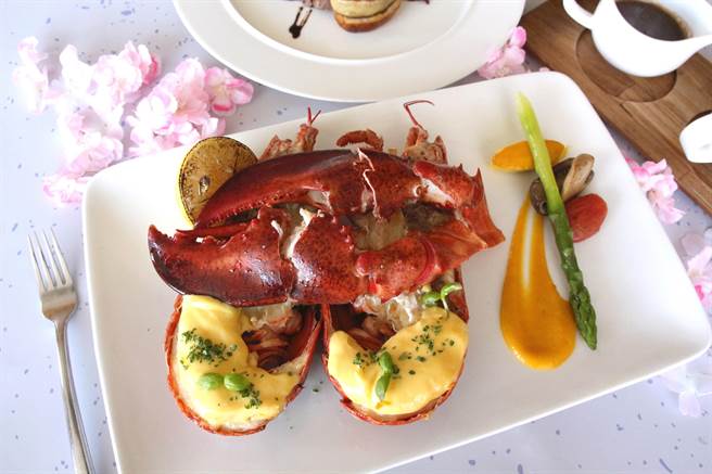 日月千禧海鲜主菜加拿大波士顿活龙虾。（日月千禧提供）