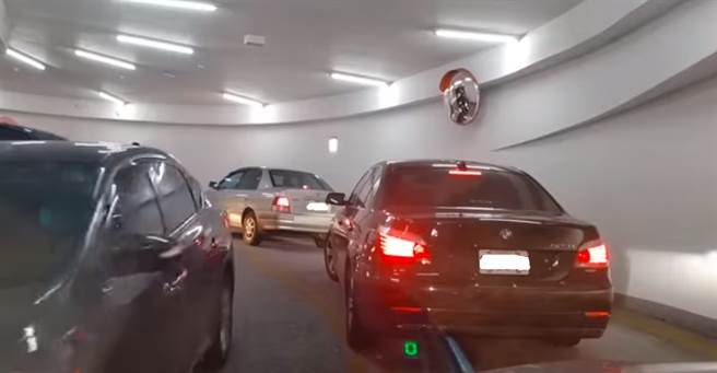 远东百货竹北店因停车场动线不佳，惹怒消费者PO网抱怨。(图／翻摄自 竹北远东百货吃喝玩乐) 