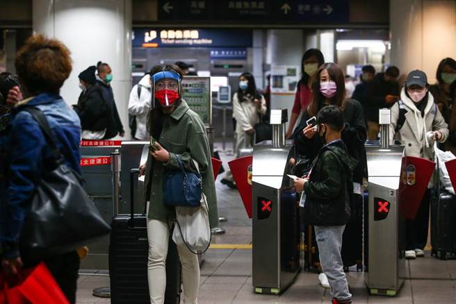 春節連假最後一天，各地民眾陸續返回工作崗位，午後台北車站湧入許多人潮，大包小包或拖行李箱返回。（鄧博仁攝）
