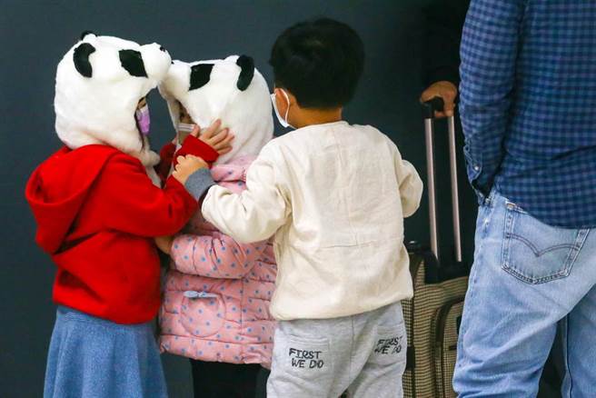 春節連假最後一天，各地民眾陸續返回工作崗位，午後台北車站湧入許多人潮，大包小包或拖行李箱返回，有小朋友戴著動物毛帽保暖。（鄧博仁攝）
