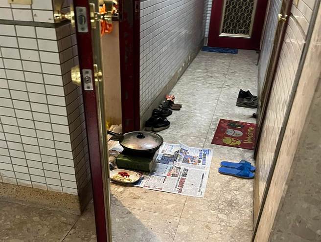 一名女網友抱怨，她的鄰居怕煮菜會讓家裡有油煙味，便在公共走廊上炒菜，讓她相當無奈。（圖／翻攝臉書社團爆料公社（官方粉專專屬））