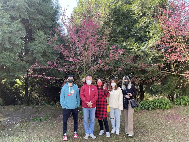 嘉义县长翁章梁（左二）今天趁着行程空檔带家人到寒溪呢赏樱。（翁章梁提供／张亦惠嘉县传真）