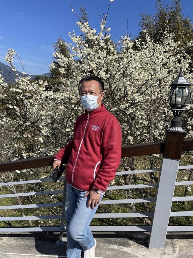 嘉义县长翁章梁今天趁着行程空檔带家人到寒溪呢赏樱。（翁章梁提供／张亦惠嘉县传真）