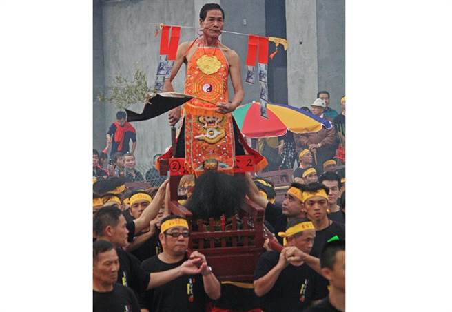 有人在网路上应徵乩童，日薪高达6000元，还注明「跳真跳假不重要」，让大家觉得超傻眼。示意图非当事人。(报系资料照片）