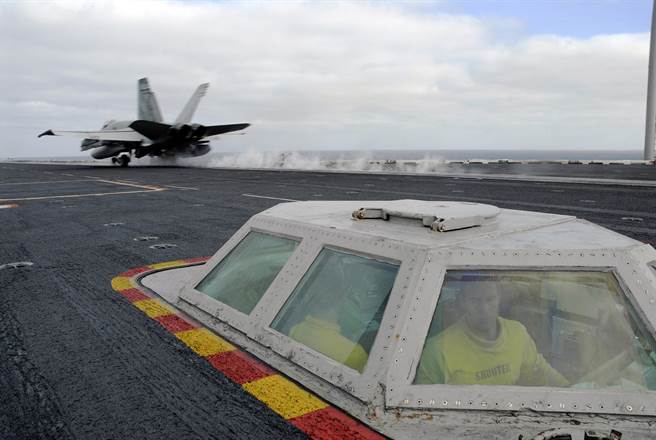 美國航艦上的「飛行甲板泡泡窗」，管制員可以在裡面比較安全的引導飛機。(圖/美國海軍)