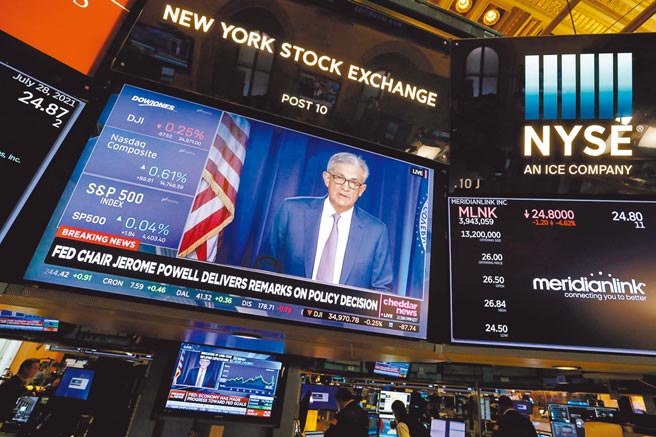 美国联准会加速减购债，市场普遍预估今年将结束QE并进入升息循环，美股主要指数已到相对高位，升息有可能造成美股剧烈震盪。图／路透