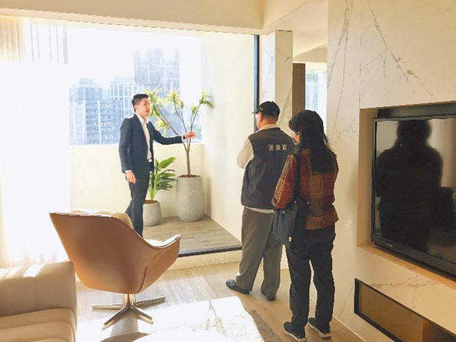 民眾预售屋买卖签约前应先看仔细，图非新闻事件。（新北市法制局提供／许哲瑗新北传真）