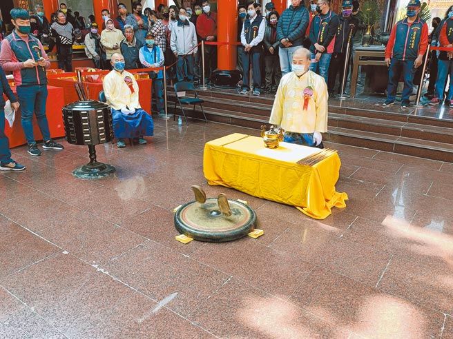 台南市鹿耳门天后宫于大年初五举办「跋四季籤」活动。（鹿耳门天后宫提供／洪荣志台南传真）