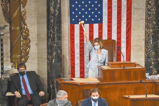 美國聯邦眾議院4日通過《美國競爭法案》。圖為眾議院議長裴洛西手持議長木槌的檔案照。（新華社）