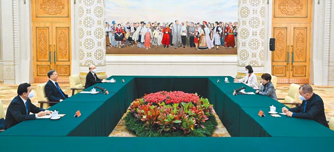 大陆全国政协主席汪洋5日在北京人民大会堂会见国民党前主席洪秀柱。（新华社）