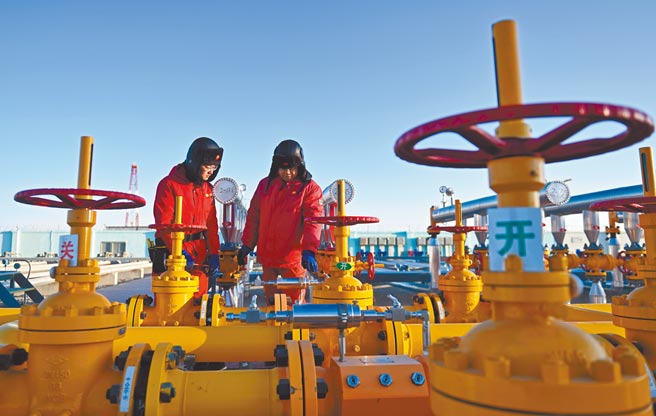中共总书记习近平与俄罗斯总统普丁4日会面后，两国签署石油与天然气长期供应协议，俄罗斯将在10年内供应中国1亿吨石油。图为中石油青海油田公司採气一厂。（新华社）