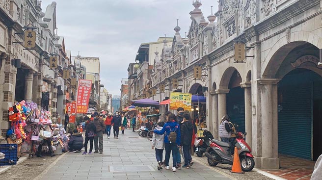 桃园市大溪老街原本是旅游热点，但疫情影响，游客不敢到桃园，老街人气锐减。（赖佑维摄）