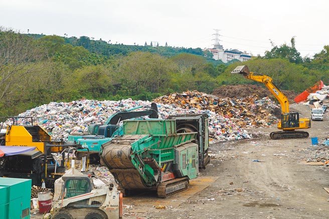 南投市清潔隊除夕前一周收運的垃圾就超過千噸，從初五開始收運後，預估平均每天都能收到約130噸左右垃圾。（吳建輝攝）