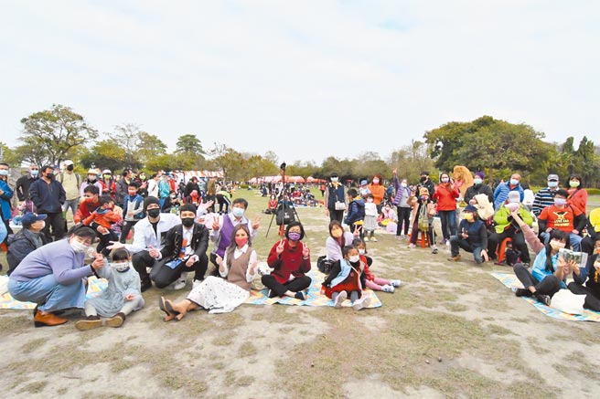 溪州公园「花在彰化」5日首度举办野餐活动，上千民眾徜徉在大自然中，相聚赏花、听歌。（吴敏菁摄）