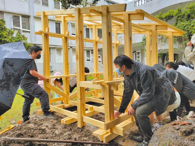 国立台东女中寒假期间办理第2届建筑营，学生不畏风雨，亲手打造2座植物书屋，也燃起对建筑的兴趣。（蔡旻妤摄）