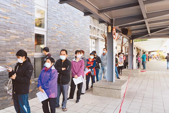 大年初五，屏東疫苗速打站在屏東火車站開打，排隊人潮長達100公尺。（謝佳潾攝）