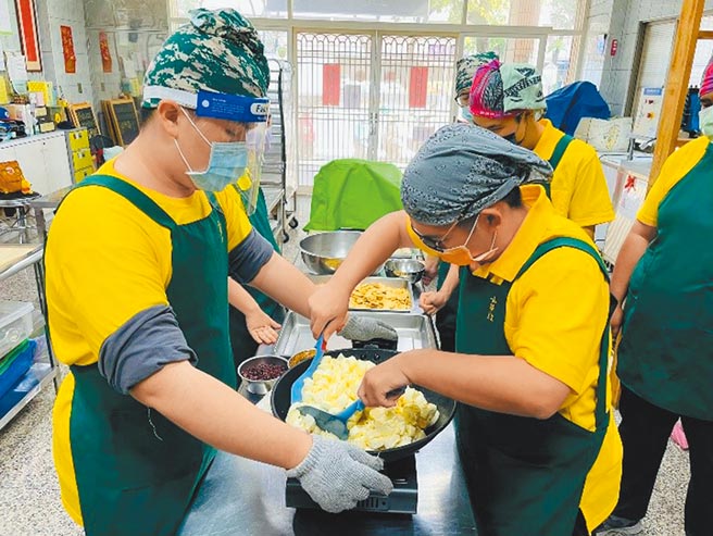 高雄市社会局建置「碍优网」线上订购平台，帮助身障民眾。（高雄市社会局提供／林瑞益高雄传真）