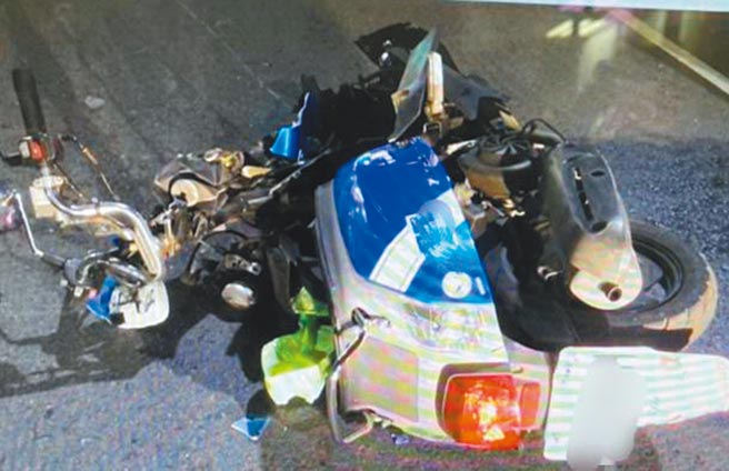 陈姓骑士疑未依规定两段式待转、径行左转，和宾士车发生猛烈碰撞，机车扭曲变形，送医不治。（翻摄照片／石秀华高雄传真）