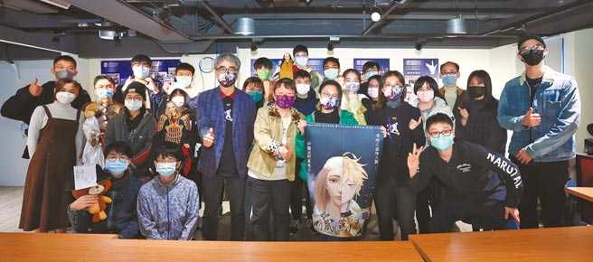 黄政嘉（前排右四）对北科大同学们成果展的表现印象深刻。（罗永铭摄）