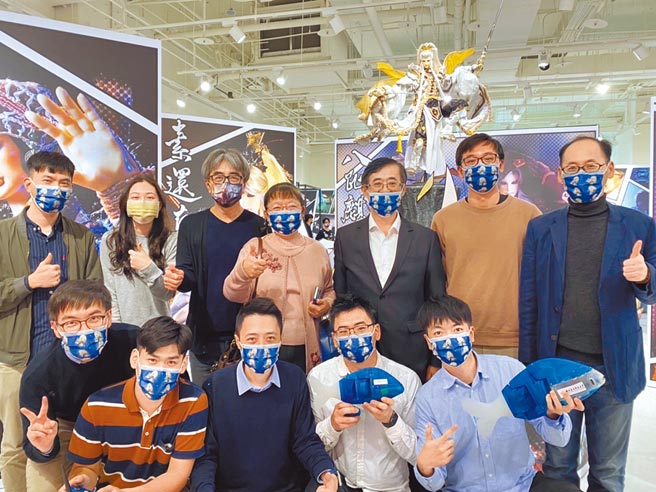 姚立德教授（上排右三）率领学生团队制作的仿生鱼登上大银幕。（北科大提供）