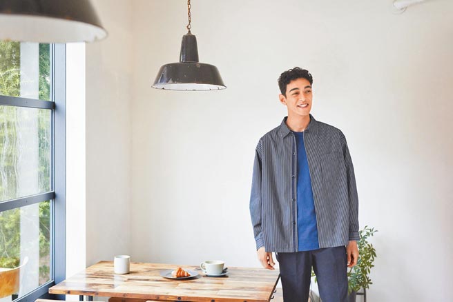 UNIQLO超柔棉斜纹宽版条纹衬衫，790元。（UNIQLO提供）