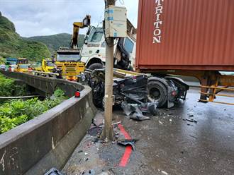 瑞芳濱海公路轎車遭貨櫃車輾碎 男駕駛受困車內救出後死亡