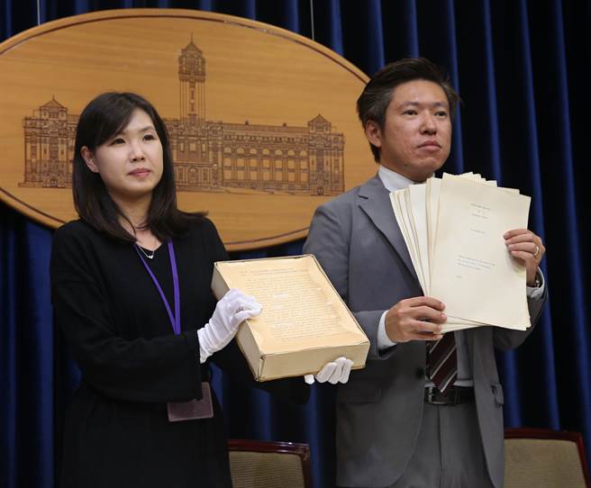 圖為2019年總統府召開記者會，總統府發言人張惇涵（右）及發言人室諮議林家如亮出蔡英文總統在倫敦大學博士論文原稿。（資料照/陳君瑋攝）
