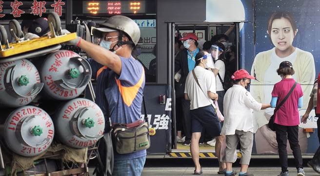 行政院宣布，天然气民生用户及桶装瓦斯也冻涨至4月底。（示意图/资料照/姚志平摄）